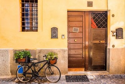 Tourists in Rome locked out of Airbnbs as key safes are hacked off walls in ‘Robin Hood’ protest from locals