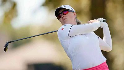 Co-leader Manon de Roey blazes DLF for 65
