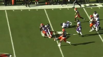 Browns' Owusu-Koramoah Carted Off After Collision With Derrick Henry