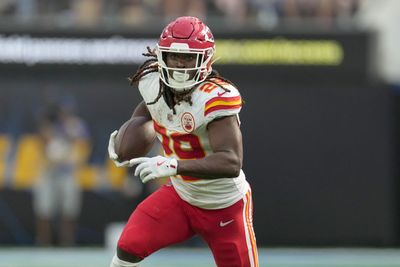 Chiefs vs. Raiders: RB Kareem Hunt follows OL Trey Smith for touchdown