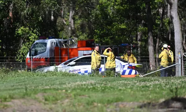 Tributes paid to pilots who died in mid-air collision south-west of Sydney as crash investigation begins