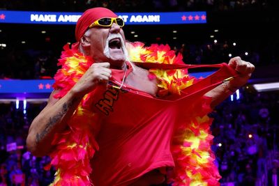 Hulk Hogan struggles with trademark routine during surprise appearance at Trump rally