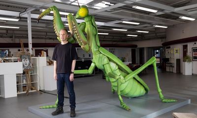 David Shrigley urges schools to prioritise arts – with aid of giant mantis