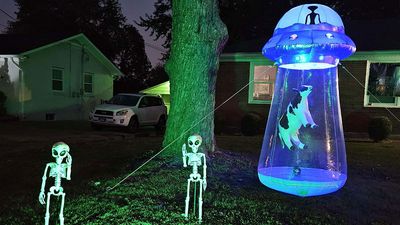 85 Spectacular Halloween Displays That Turned Ordinary Homes Into Spooky Masterpieces