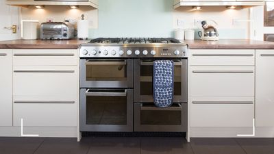 How to clean an oven – 6 easy steps for a quick and thorough clean