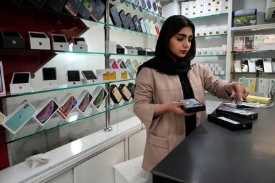 Iran lifts its ban on imports of new iPhone models in place since last year