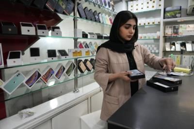 Iran Lifts Ban On New Iphone Models