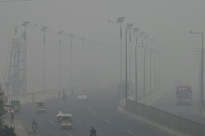 Smog-beset Pakistan Megacity Curbs Rickshaws, Restaurants