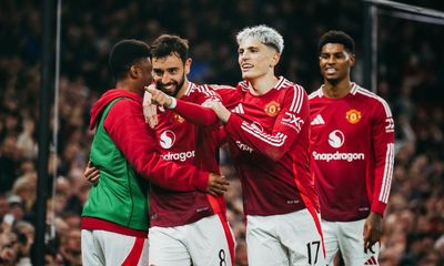 Fernandes double fires Manchester United to Carabao Cup rout of Leicester