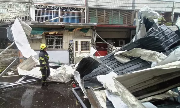 Typhoon Kong-rey: biggest storm in decades makes landfall in Taiwan