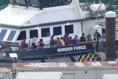 Channel crossings: 564 migrants arrive in UK as man dies attempting journey