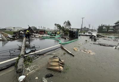 Typhoon Kong-Rey Hits Taiwan, Causes One Death