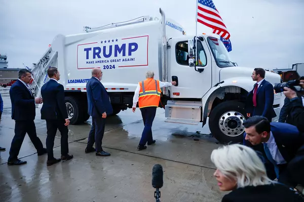 Trump struggles to enter garbage truck