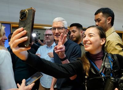 Apple sales grew 6% over the last quarter with a rebound in iPhone demand