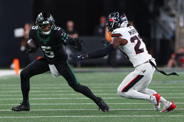 WATCH: Jets’ Garrett Wilson one-hands touchdown to tie game vs. Texans