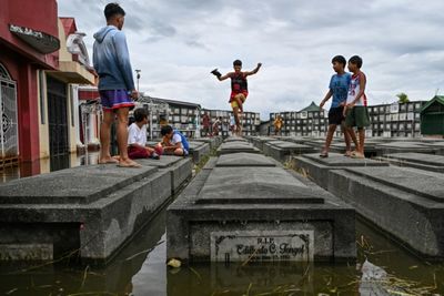 Filipinos Brave Crowds, Flooding For All Saints' Day Cemetery Visits