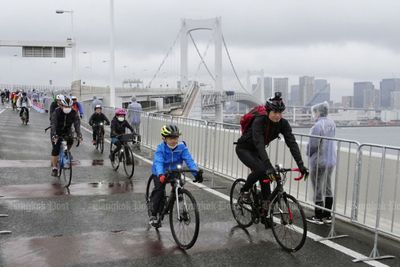 Japan law to punish cyclists for phone use, riding drunk takes effect