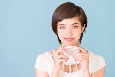 Tips to help graduates living on a tight budget – as a third delay major life milestones