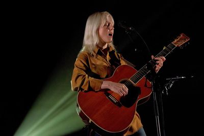 Laura Marling review – a sumptuous performance, with strings attached