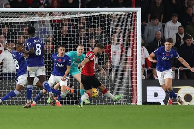 Southampton beat Everton with late winner to claim first league victory