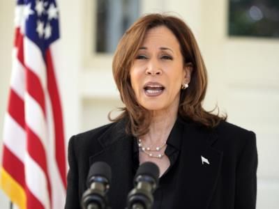 Kamala Harris Breaks Streak, Holds Informal Press Gaggles