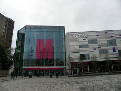 Met officer ‘stabbed with large machete by two men on moped’ after robbery outside Luton shopping centre