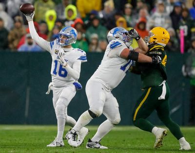 Jared Goff credits gloves, Lions teammates for his success in the Green Bay rain