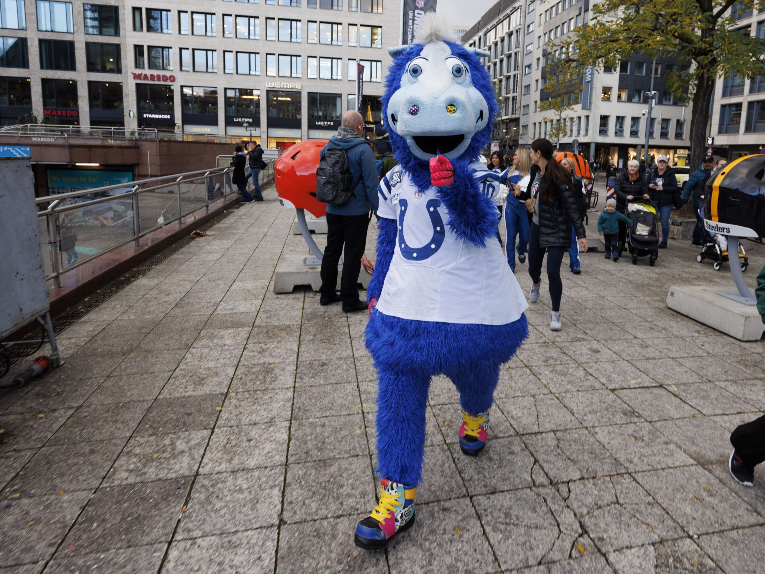 Colts mascot Blue gets rough with fourth graders in…
