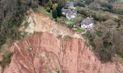 Devon cliff collapse leaves Sidmouth cottage teetering by 400ft drop