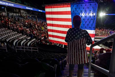 Cameraman exposes Trump rally size boast