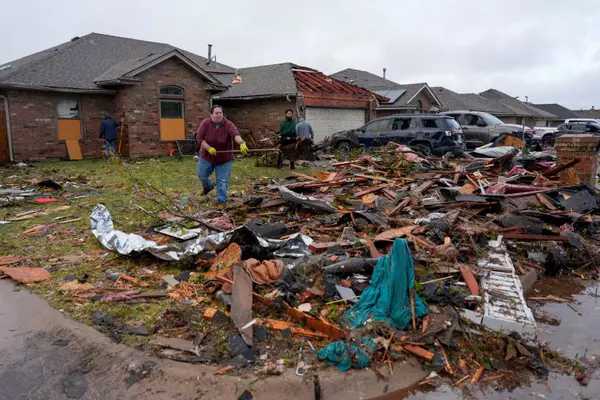 Oklahoma: more tornado warnings issued a day after 11 killed in twisters