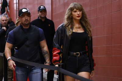 Taylor Swift arrived for Chiefs-Buccaneers in a chic black outfit to support Travis Kelce