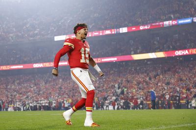 Patrick Mahomes injures ankle while throwing TD pass