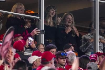 Taylor Swift Cheers On Boyfriend Travis Kelce At Chiefs Game