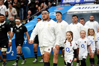 Steve Borthwick keeps faith with same England players that lost to New Zealand