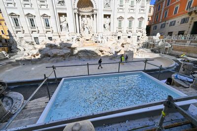 Trevi Fountain's temporary pool draws criticism from tourists