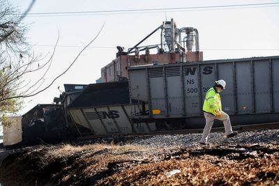 Norfolk Southern sparks safety concerns after telling employees to take no more than a minute inspecting cars