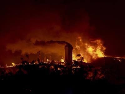 Mountain Fire In Southern California Threatened By Fierce Winds