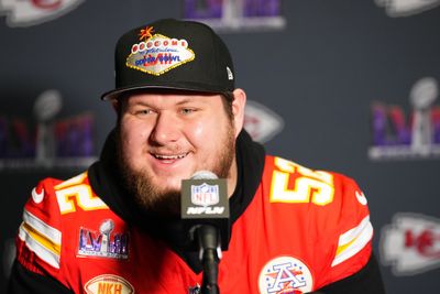 Chiefs lineman joins rock band Creed onstage during show in Kansas City