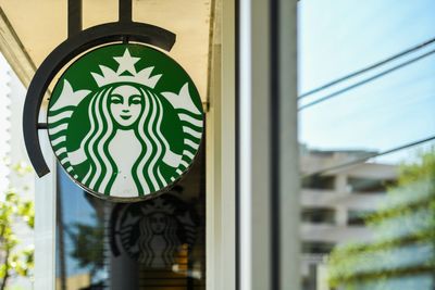 Is the Starbucks app down again? Coffee drinkers are not happy as it’s happening again.