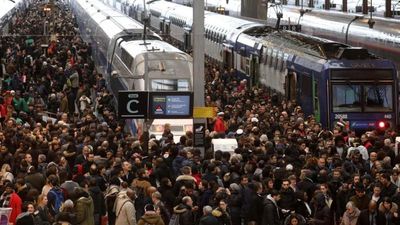 French rail unions call for strike action ahead of Christmas holidays