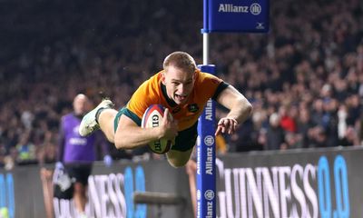 Last-gasp Max Jorgensen try sees Australia edge England in thriller