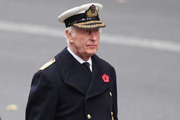 King lays wreath at Cenotaph as nation falls silent in remembrance