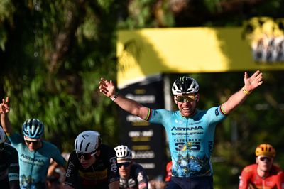 Mark Cavendish delivers a final winning roar as he signs off at Tour de France Singapore Criterium