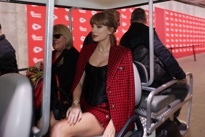 Taylor Swift looks stunning arriving for Broncos-Chiefs at Arrowhead