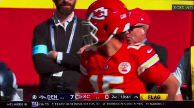 Twitter reacts to Patrick Mahomes asking ref to help him vs. Broncos