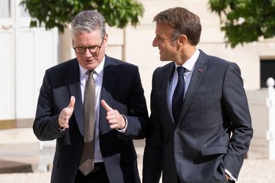 Starmer makes historic Armistice trip in big Brexit reset move to woo Macron