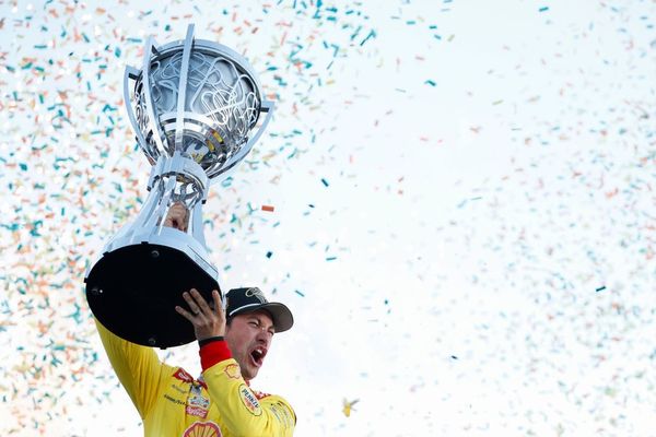 Logano holds off Blaney to become 3-time NASCAR Cup champion