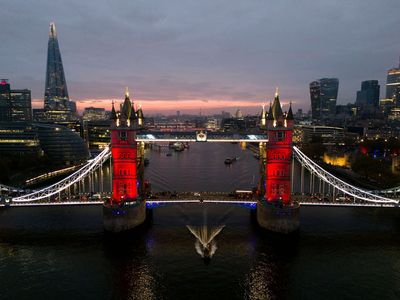 London landmarks lit up in Remembrance Day tribute