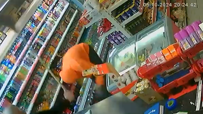 Brave shopkeeper armed with mop confronts knife-wielding robber